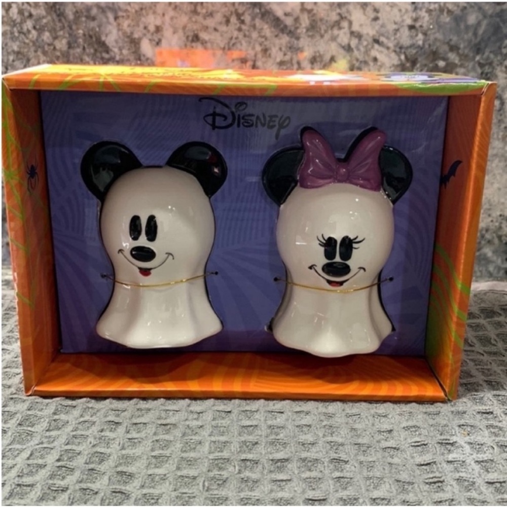 NWT Disney Mickey & Minnie Ghost Halloween Salt & Pepper Shaker Set